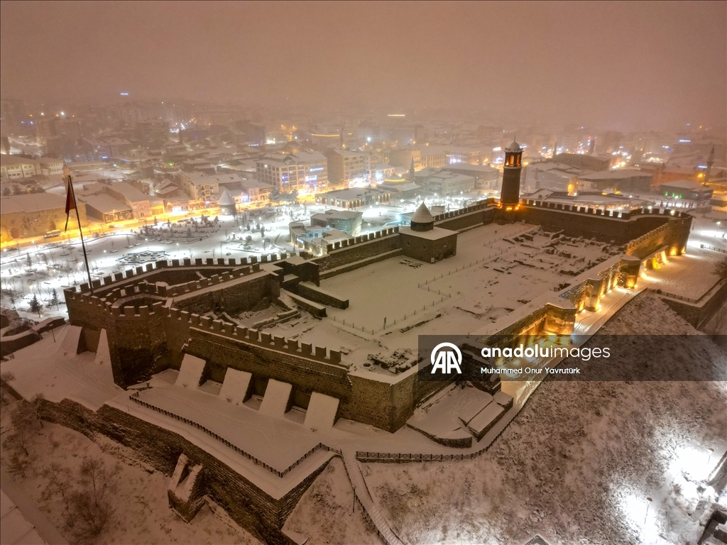 Erzurum'da beyaza bürünen tarihi yapılar havadan görüntülendi