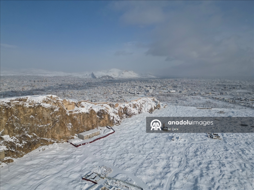 Van'ın tarihi yapıları karla kaplandı