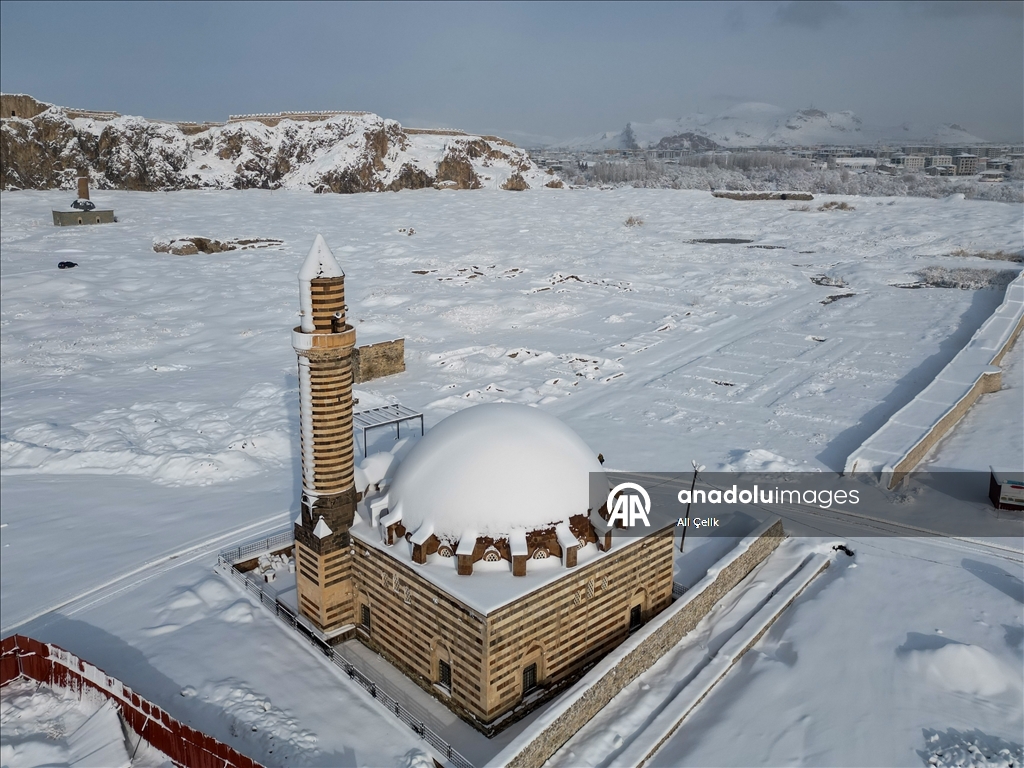 Van'ın tarihi yapıları karla kaplandı