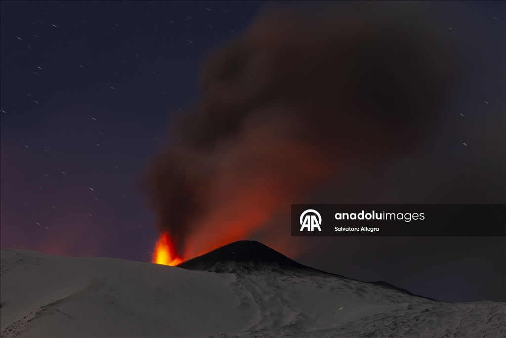 Etna Yanardağı’nın volkanik faaliyeti devam ediyor