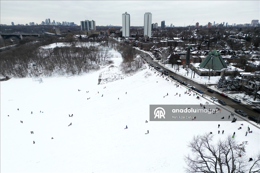 Toronto’da kar yağışı parkları şenlendirdi
