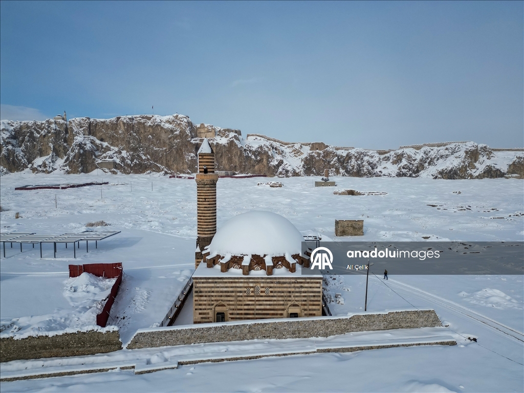 Van'ın tarihi yapıları karla kaplandı