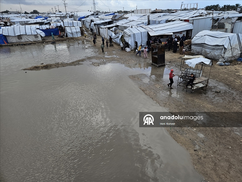 Gazze’de olumsuz hava koşulları, yerinden edilenlerin dramını derinleştiriyor