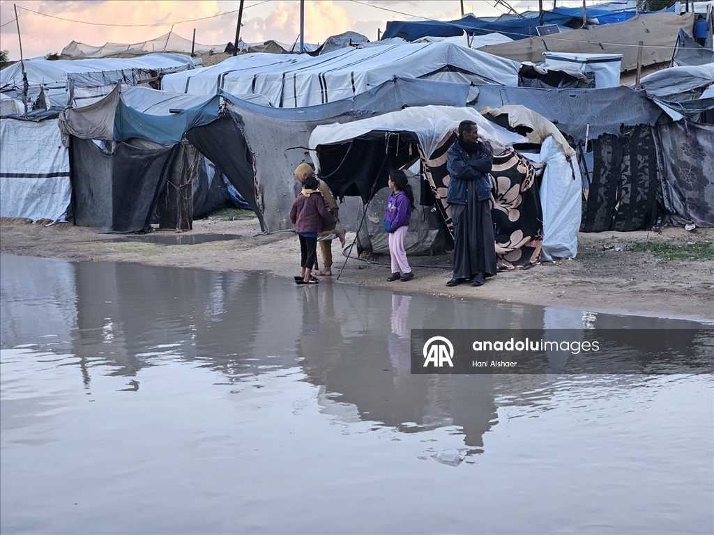 Gazze’de olumsuz hava koşulları, yerinden edilenlerin dramını derinleştiriyor
