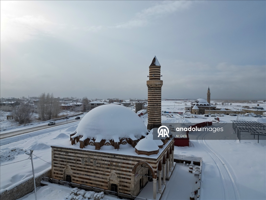 Van'ın tarihi yapıları karla kaplandı