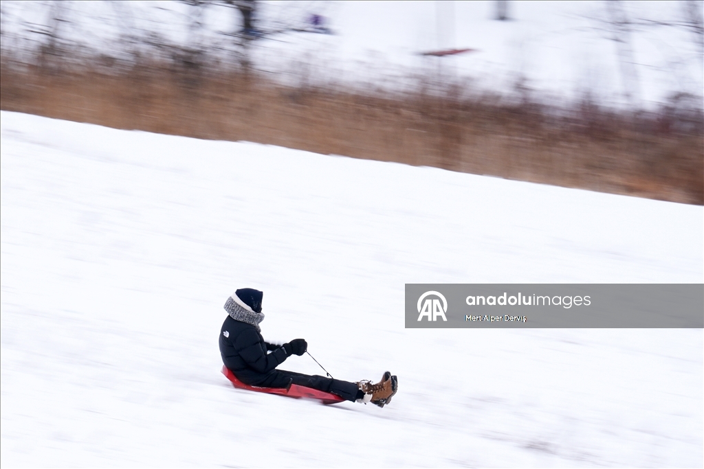 Toronto’da kar yağışı parkları şenlendirdi