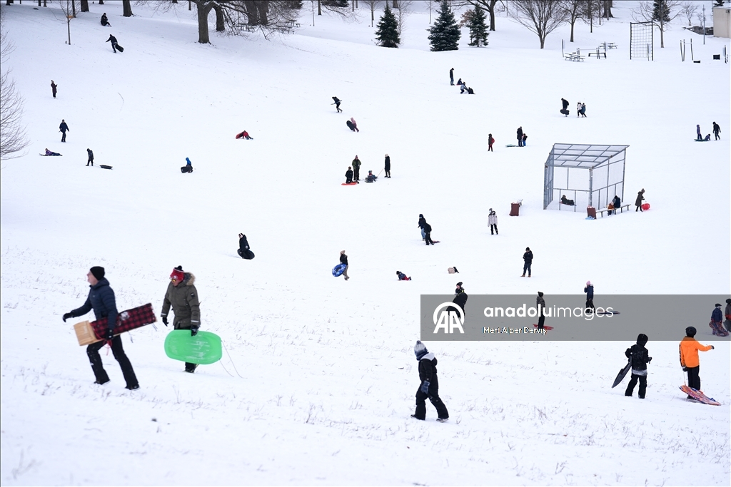 Жители Торонто заполнили городские парки после сильного снегопада