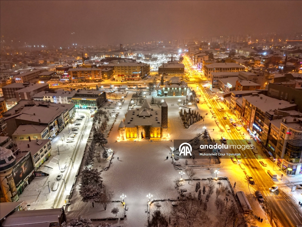 Erzurum'da beyaza bürünen tarihi yapılar havadan görüntülendi