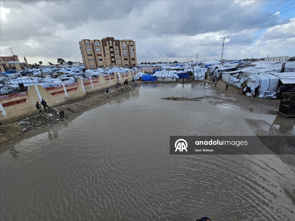 Gazze’de olumsuz hava koşulları, yerinden edilenlerin dramını derinleştiriyor