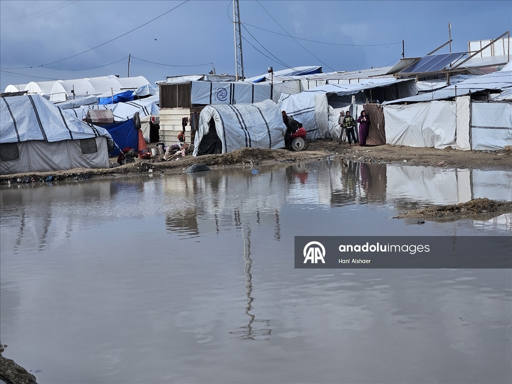Gazze’de olumsuz hava koşulları, yerinden edilenlerin dramını derinleştiriyor