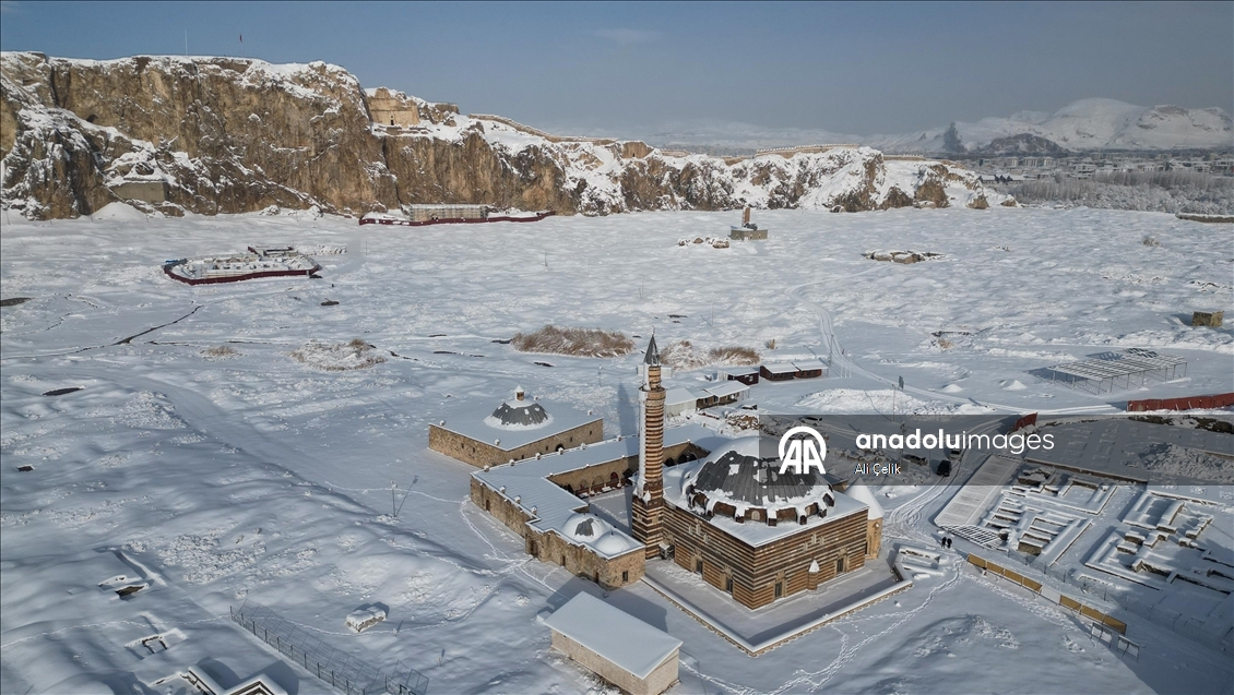 Van'ın tarihi yapıları karla kaplandı