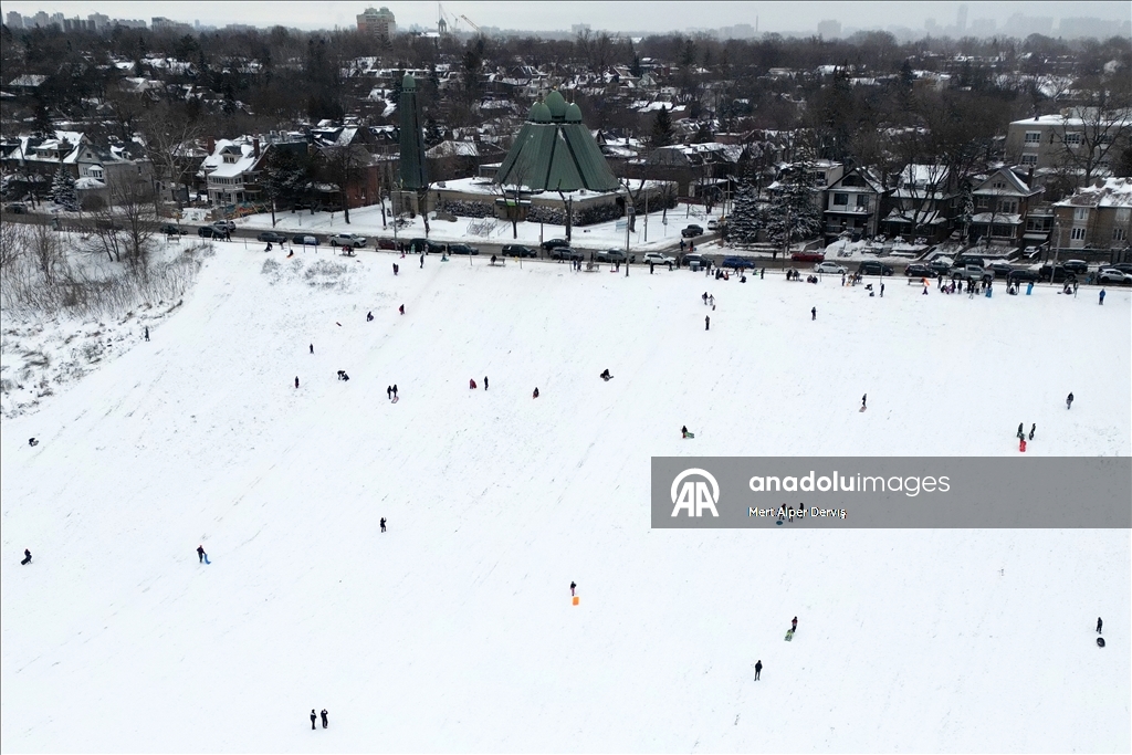 Toronto’da kar yağışı parkları şenlendirdi