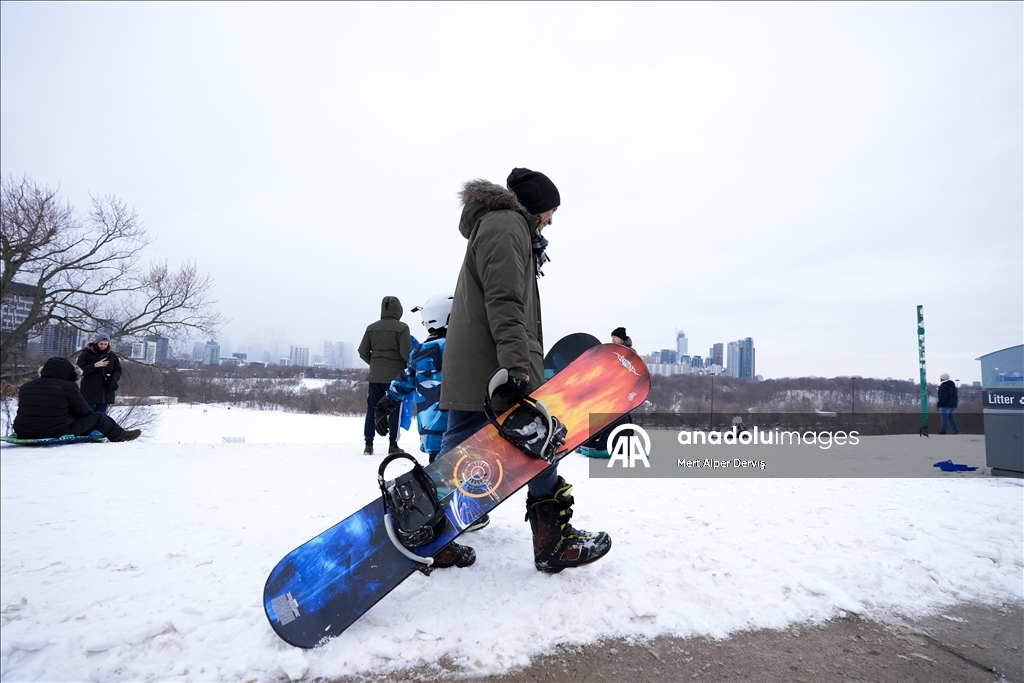 Жители Торонто заполнили городские парки после сильного снегопада
