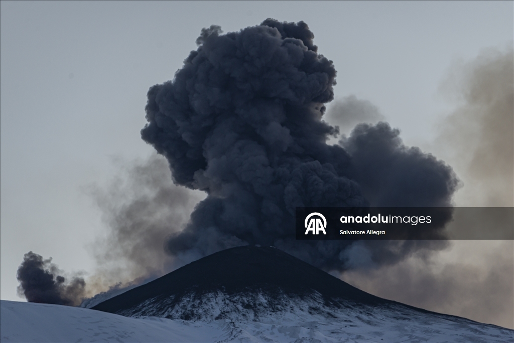 Etna Yanardağı’nın volkanik faaliyeti devam ediyor