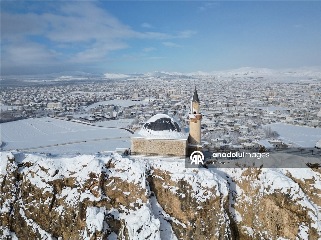 Van'ın tarihi yapıları karla kaplandı