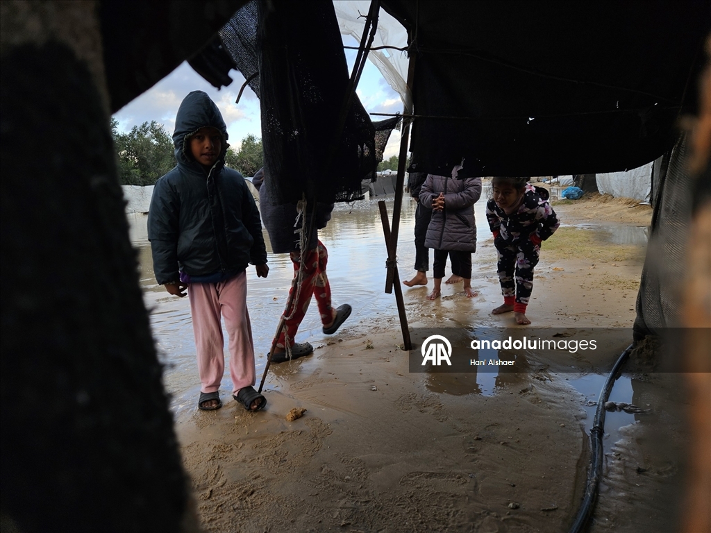 Gazze’de olumsuz hava koşulları, yerinden edilenlerin dramını derinleştiriyor
