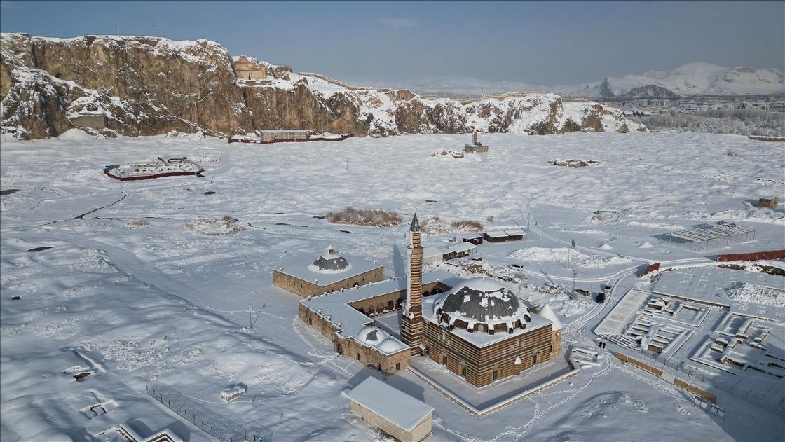 Van'ın tarihi yapıları karla kaplandı