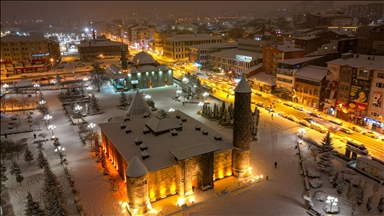 Erzurum'da beyaza bürünen tarihi yapılar havadan görüntülendi