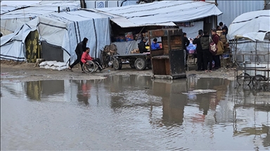Gazze’de olumsuz hava koşulları, yerinden edilenlerin dramını derinleştiriyor