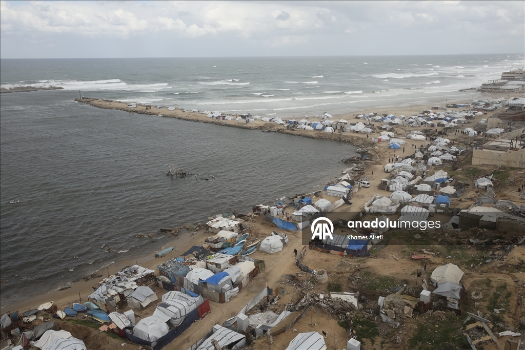بؤر خوف وبرد.. خيام النازحين الفلسطينيين بغزة تغرق في وحل الشتاء