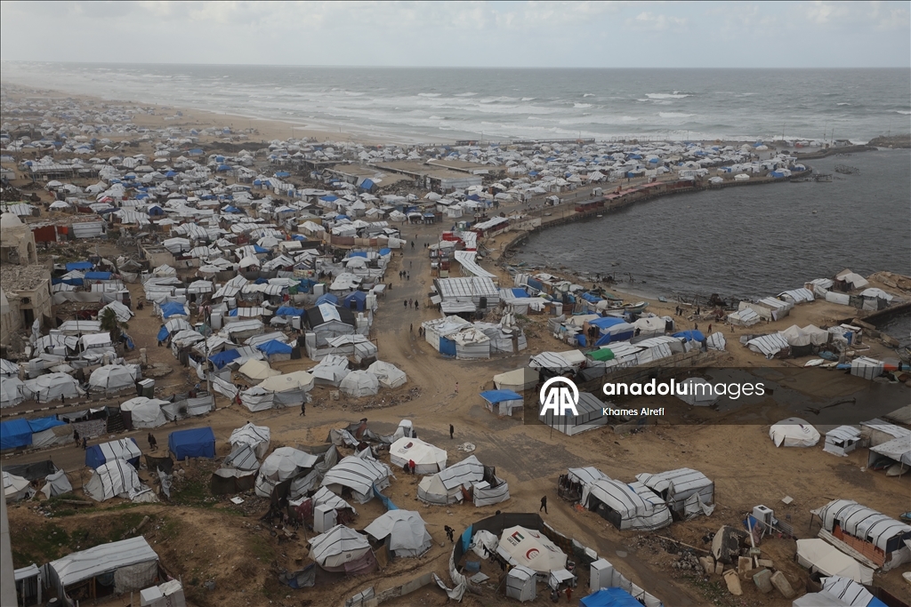 بؤر خوف وبرد.. خيام النازحين الفلسطينيين بغزة تغرق في وحل الشتاء