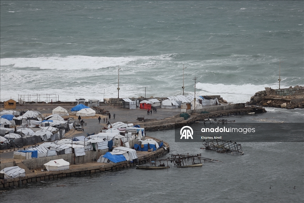 بؤر خوف وبرد.. خيام النازحين الفلسطينيين بغزة تغرق في وحل الشتاء