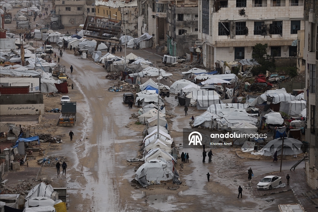 بؤر خوف وبرد.. خيام النازحين الفلسطينيين بغزة تغرق في وحل الشتاء
