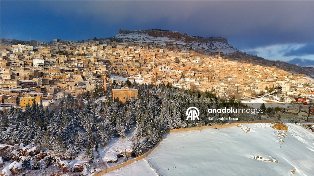 Mardin'de tarihi yapılar kar yağışıyla beyaza büründü