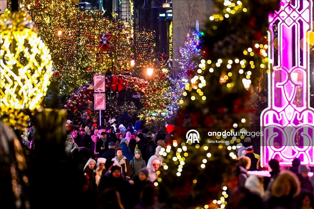 Москва засверкала новогодними огнями