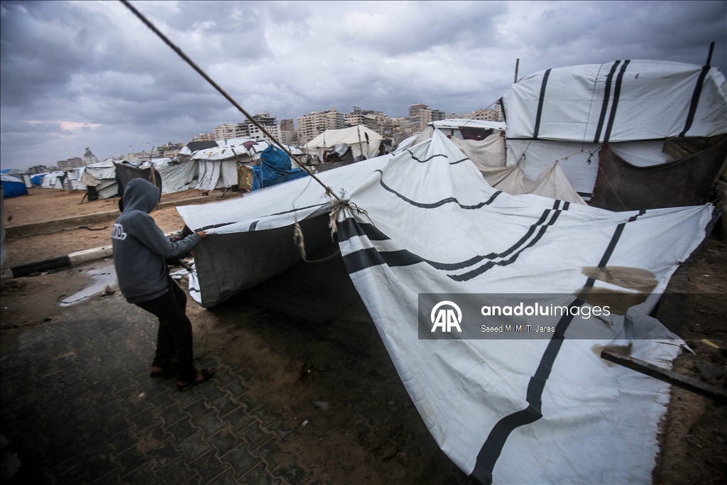 Gazze’de olumsuz hava koşulları, yerinden edilenlerin dramını derinleştiriyor
