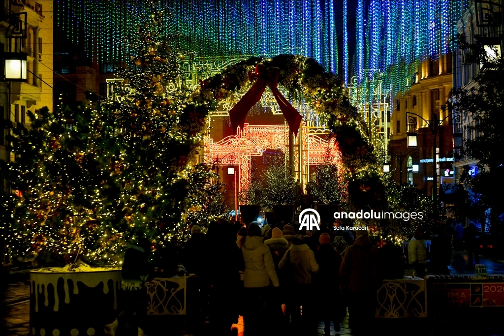 Москва засверкала новогодними огнями