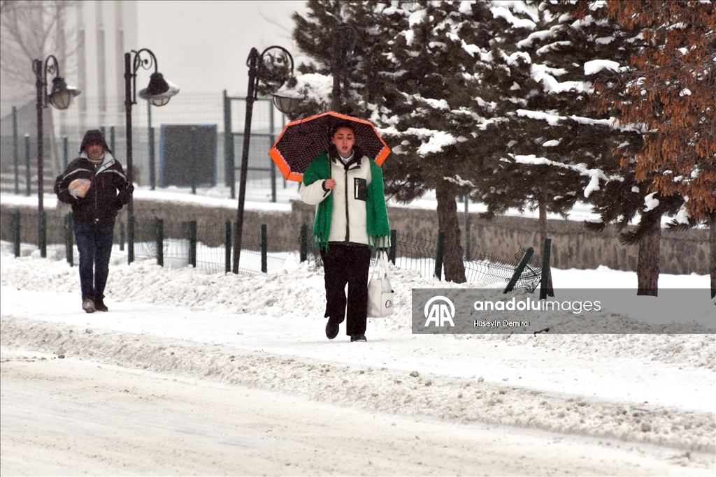 Sarıkamış'ta kar ve soğuk hava etkili oluyor