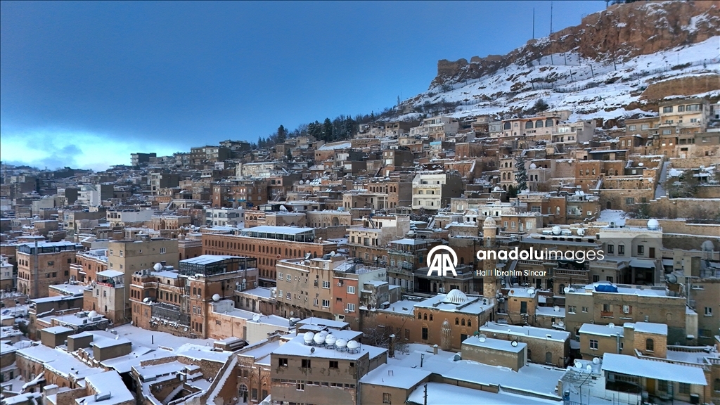 Mardin'de tarihi yapılar kar yağışıyla beyaza büründü