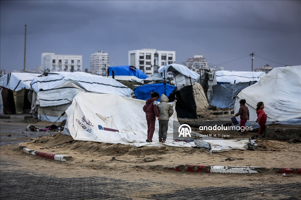 Gazze’de olumsuz hava koşulları, yerinden edilenlerin dramını derinleştiriyor