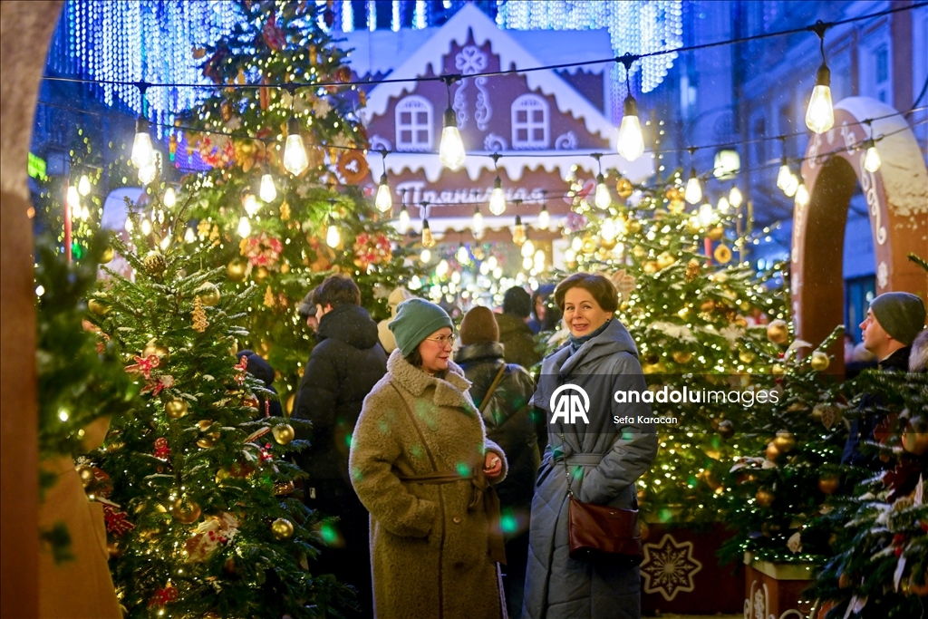 Москва засверкала новогодними огнями