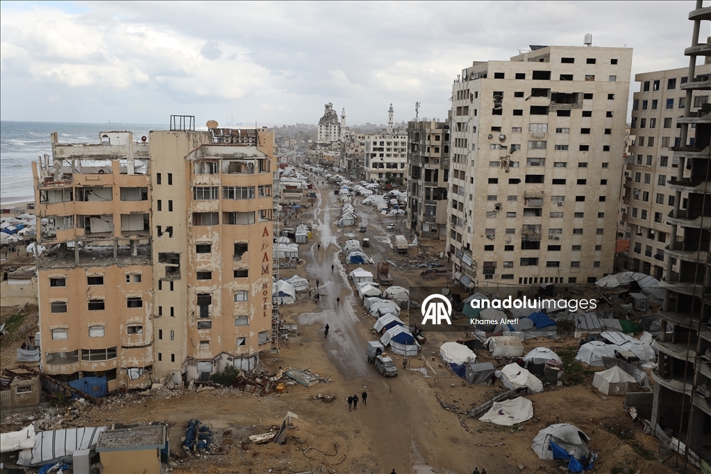 بؤر خوف وبرد.. خيام النازحين الفلسطينيين بغزة تغرق في وحل الشتاء