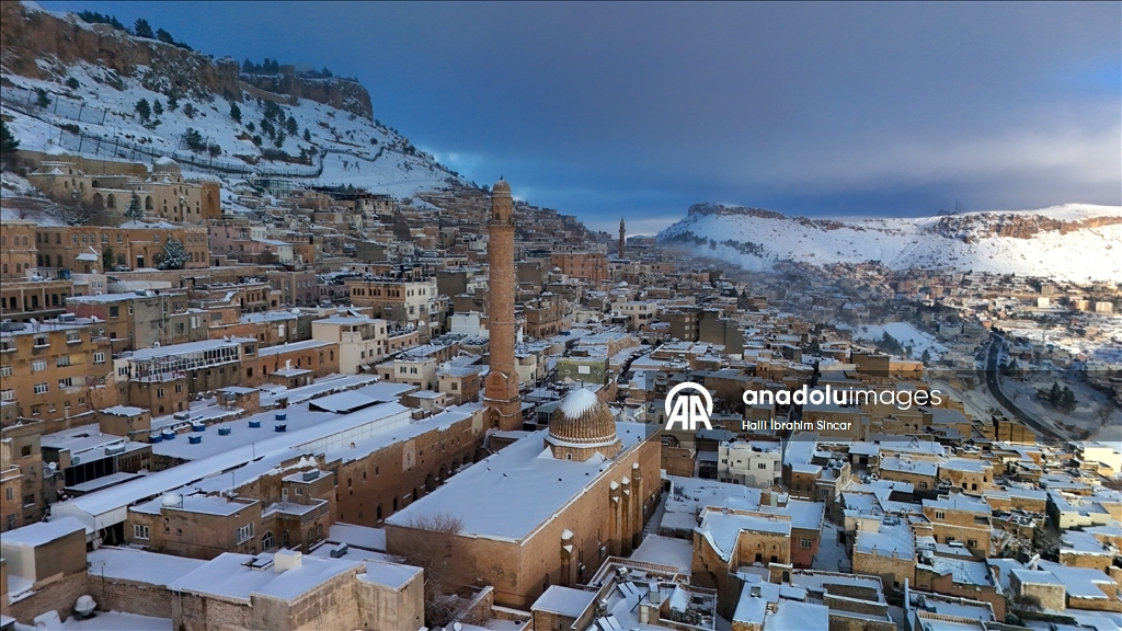 Mardin'de tarihi yapılar kar yağışıyla beyaza büründü