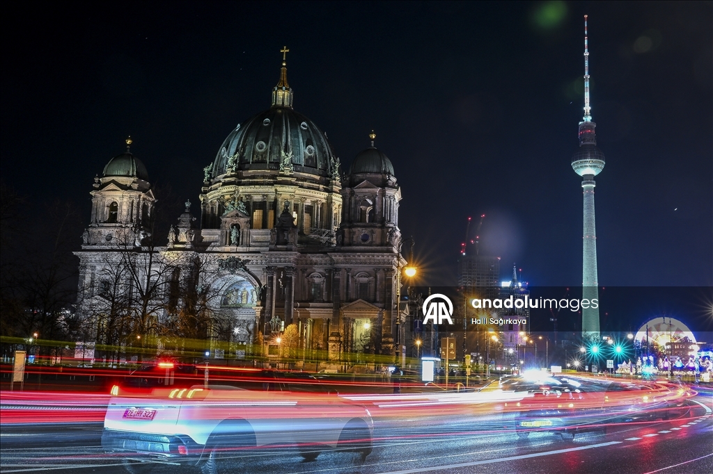 Берлинский собор и Телебашня – символы столицы Германии