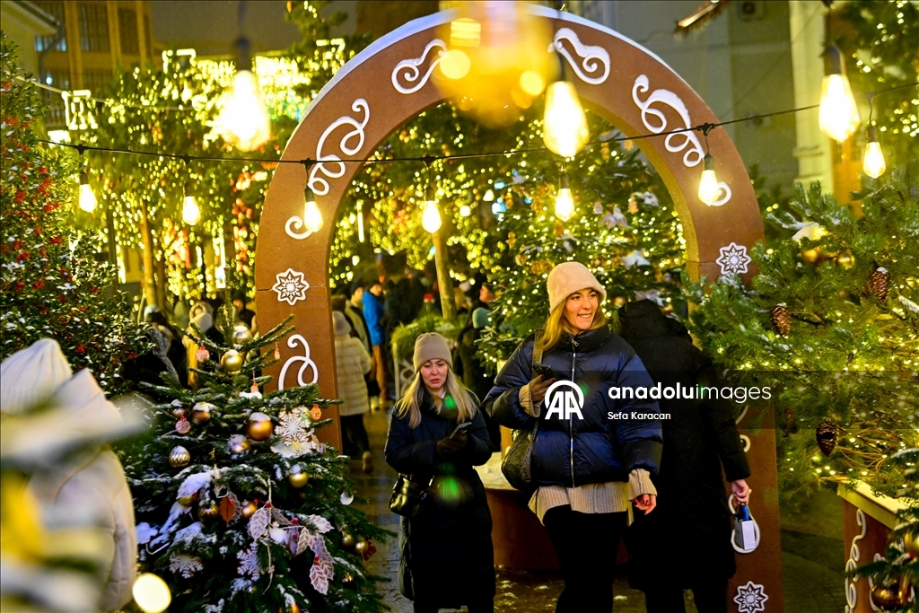 Москва засверкала новогодними огнями