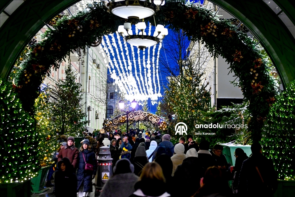 Москва засверкала новогодними огнями