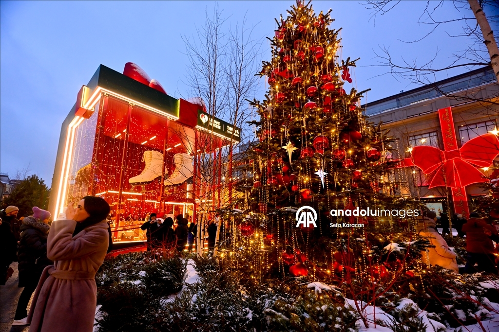 Москва засверкала новогодними огнями