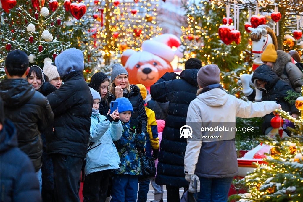 Москва засверкала новогодними огнями