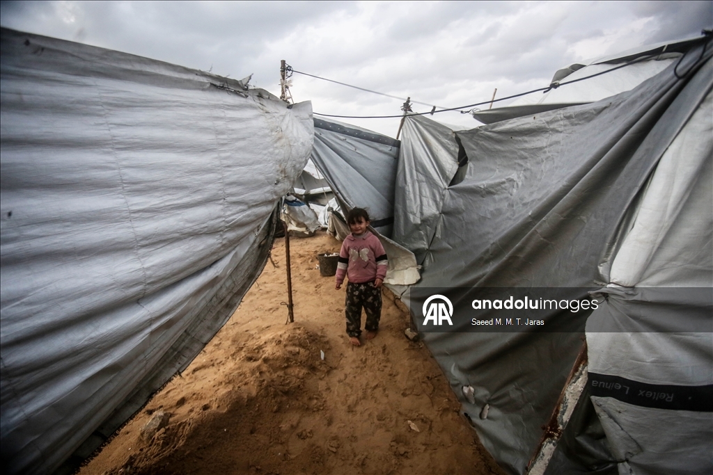 Gazze’de olumsuz hava koşulları, yerinden edilenlerin dramını derinleştiriyor
