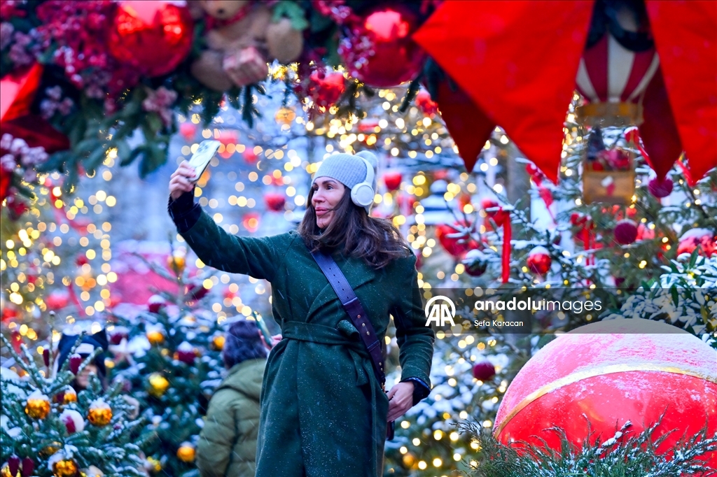 Москва засверкала новогодними огнями
