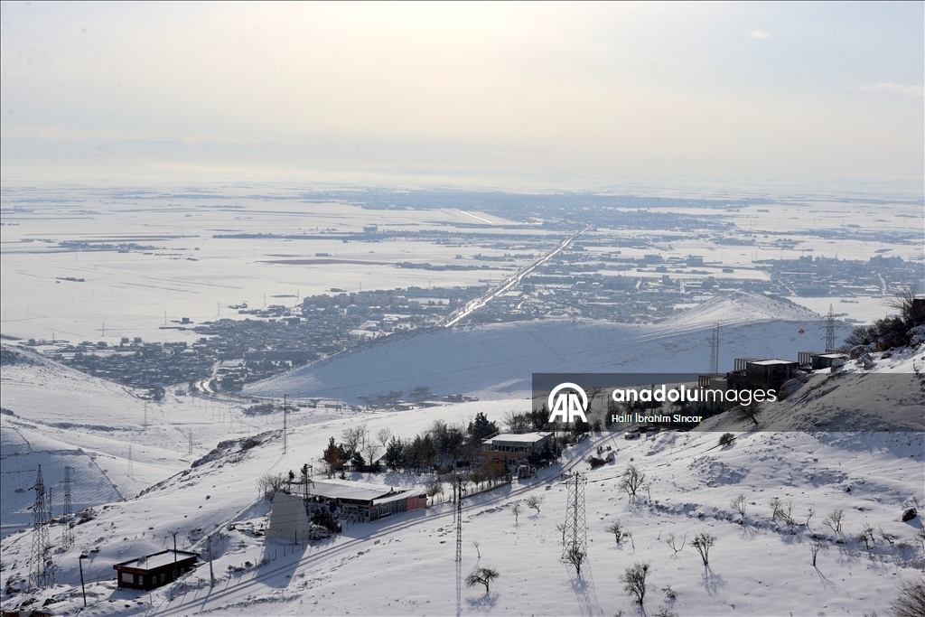 Mardin'de tarihi yapılar kar yağışıyla beyaza büründü