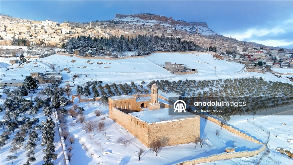 Mardin'de tarihi yapılar kar yağışıyla beyaza büründü