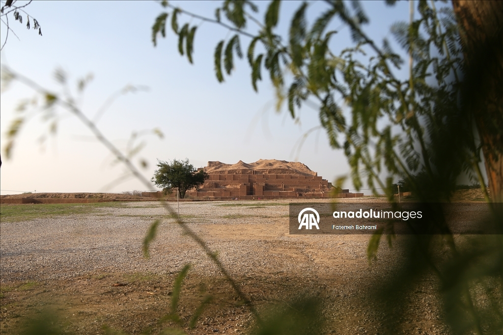 Зиккурат Чога-Занбиль - выдающийся памятник эламской цивилизации