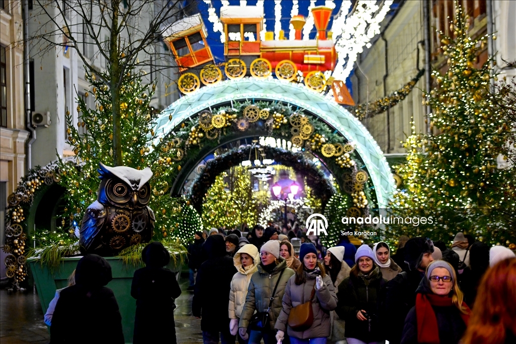 Москва засверкала новогодними огнями