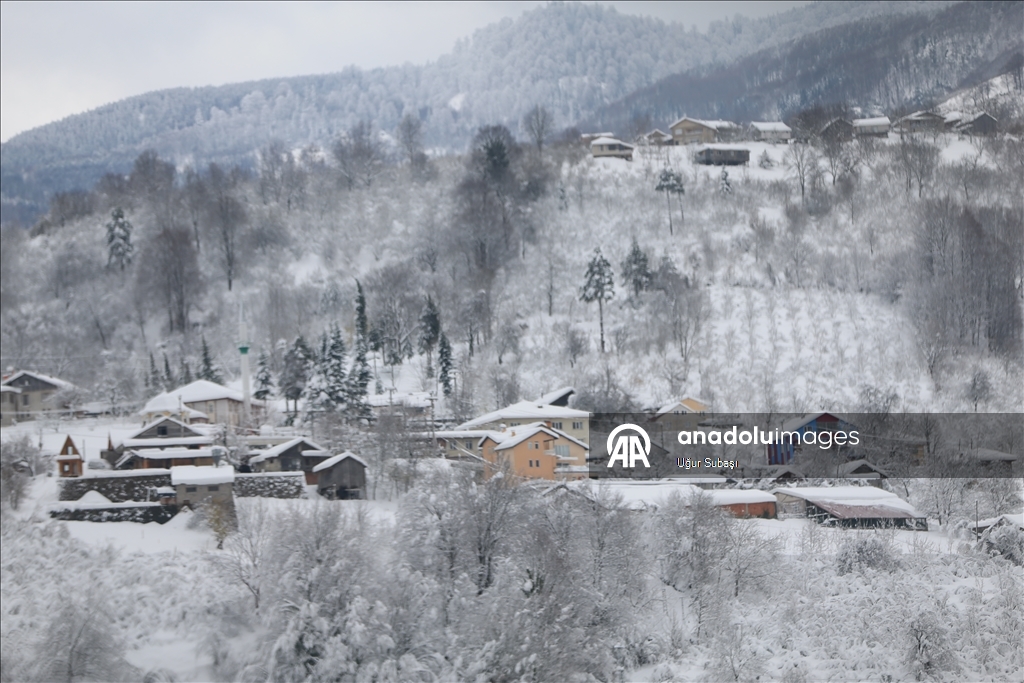 Sakarya'nın yüksek kesimlerinde kar yağışı etkili oluyor