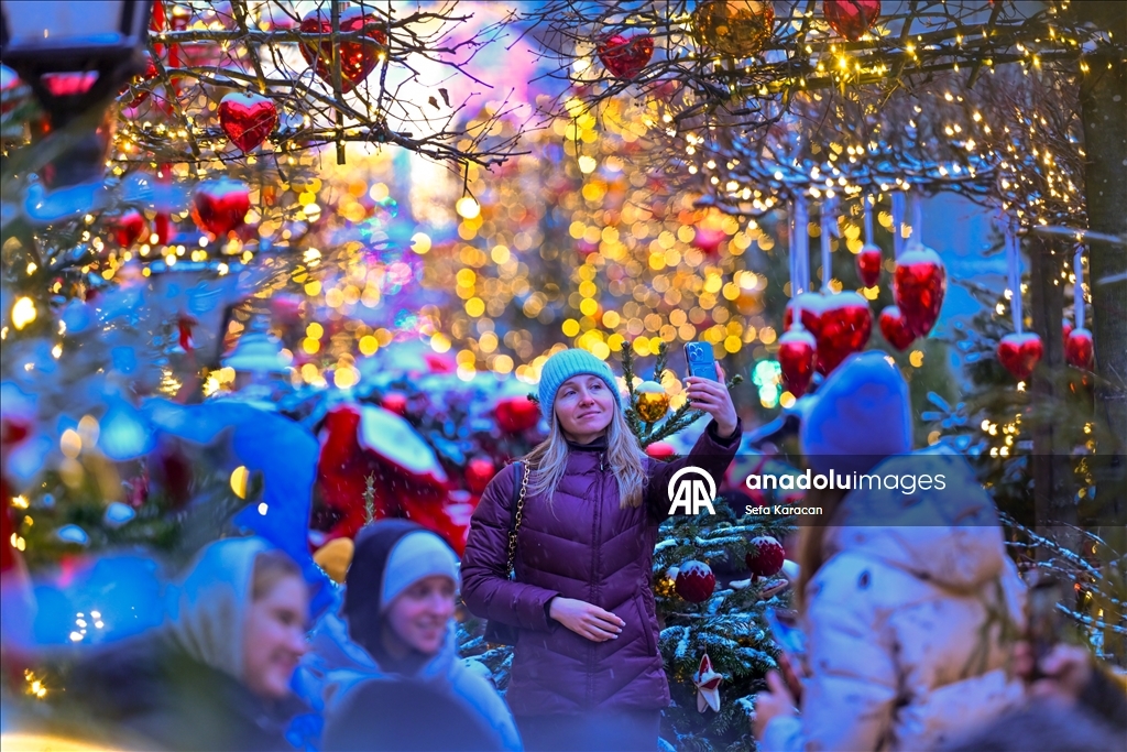 Москва засверкала новогодними огнями